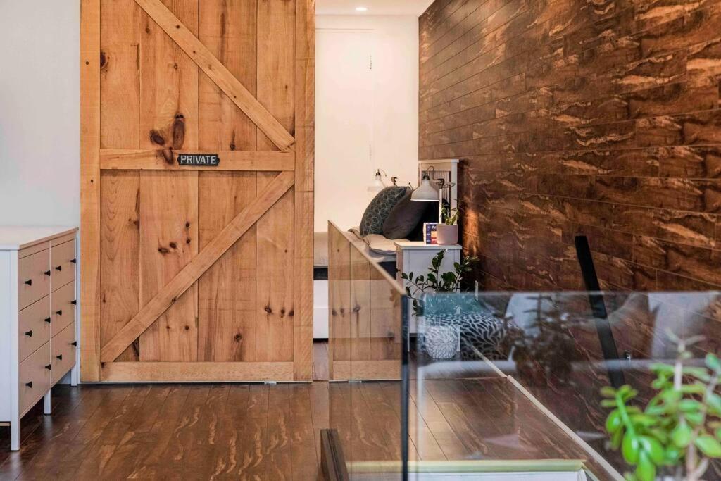 Amazing Fully Renovated Apartment On Queen St. Toronto Exterior photo