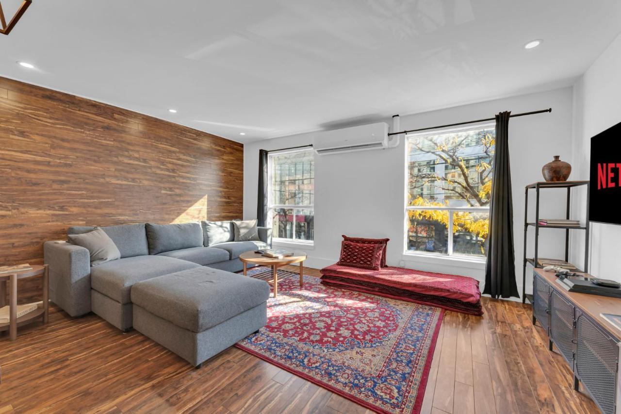 Amazing Fully Renovated Apartment On Queen St. Toronto Exterior photo