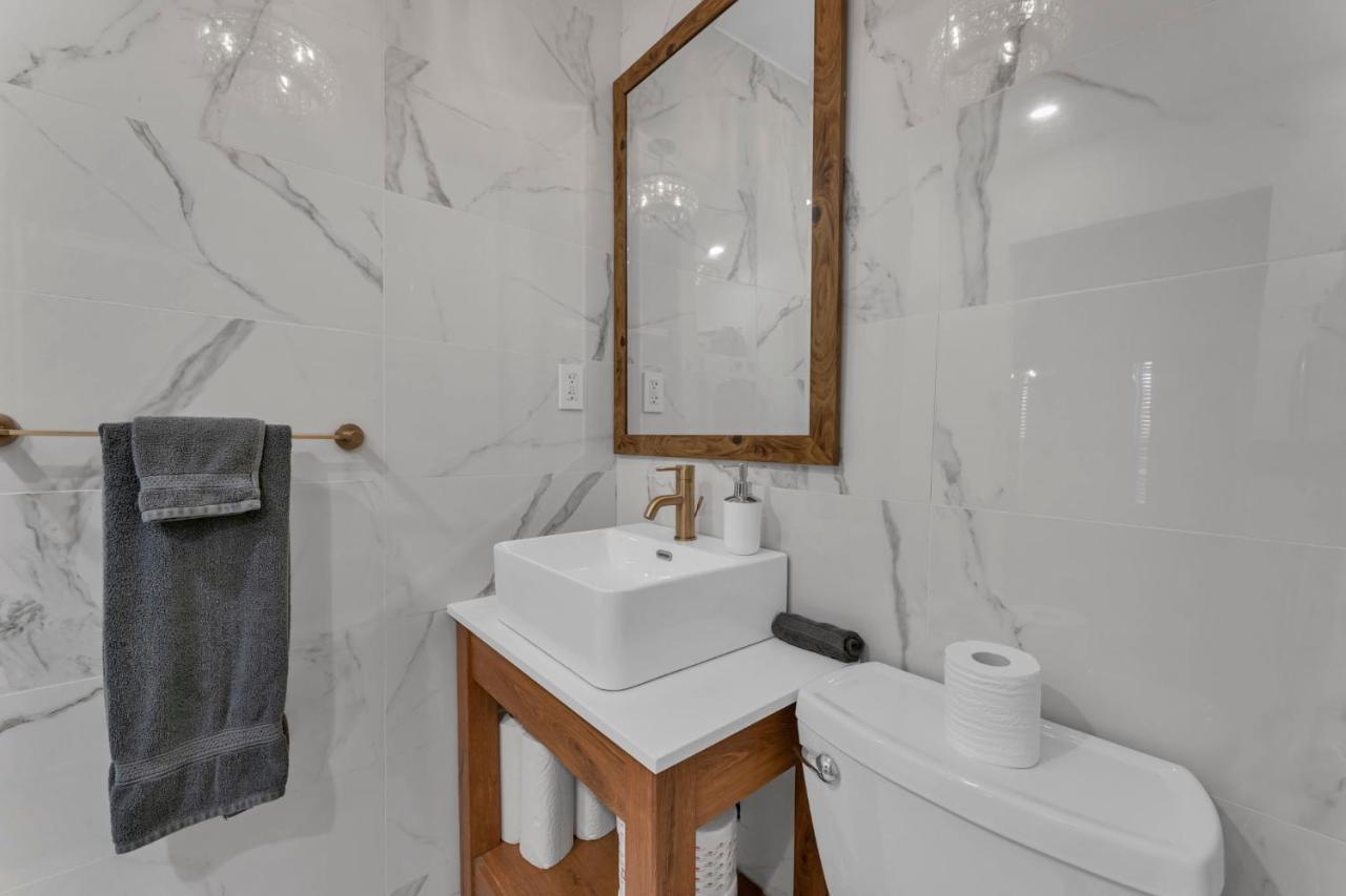 Amazing Fully Renovated Apartment On Queen St. Toronto Exterior photo