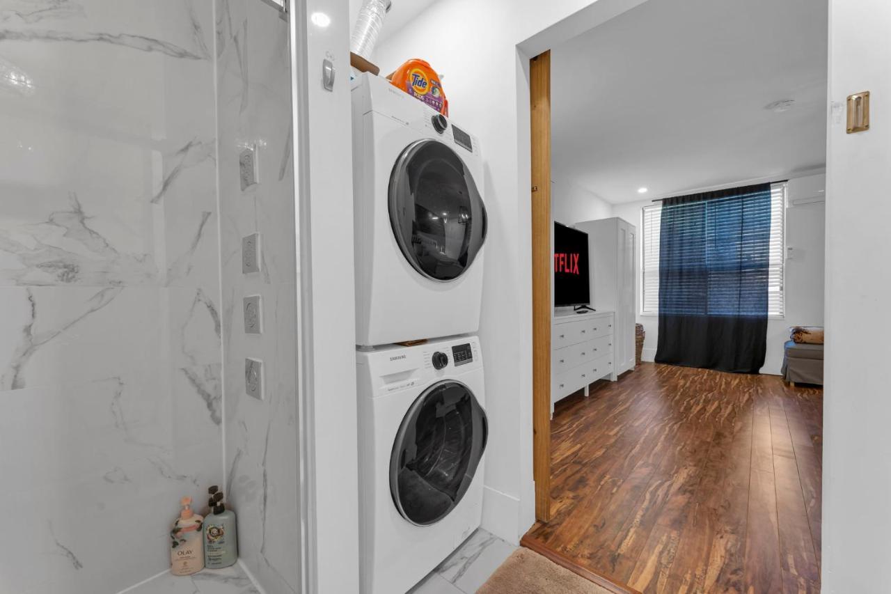 Amazing Fully Renovated Apartment On Queen St. Toronto Exterior photo