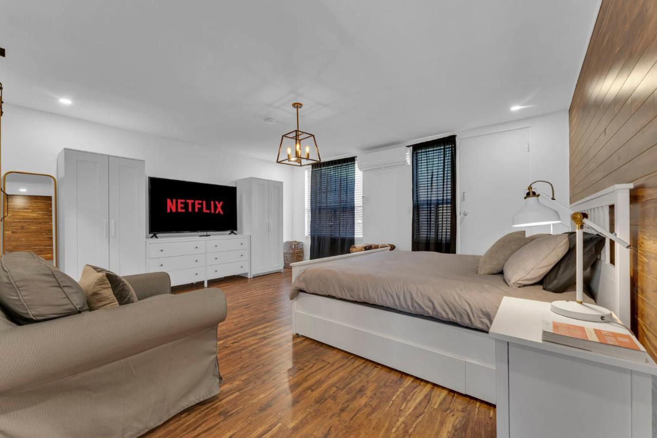 Amazing Fully Renovated Apartment On Queen St. Toronto Exterior photo